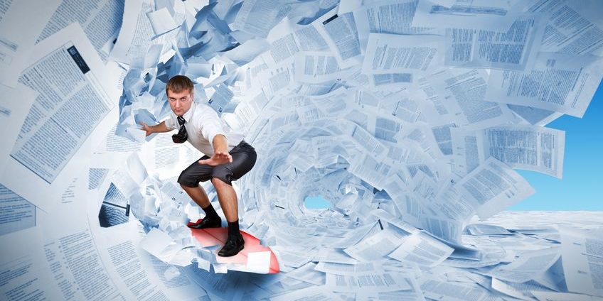 un surfeur sur les mails